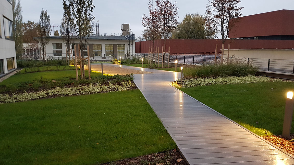 Irodai és belső kertek kialakítása háromszintes növényzettel, gyep felülettel, kivilágított járdával - Parkfenntartó