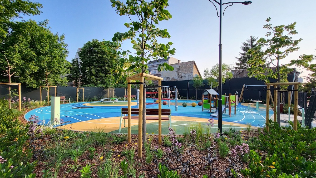 Játszótér építés: Dévényi utcai játszótér fejlesztése 16 lombos fa - Parkfenntartó