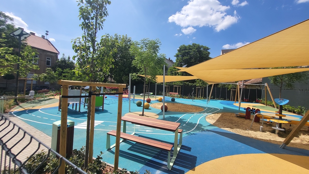 Játszótér építés: Dévényi utcai játszótér fejlesztése öntött gumi ütéscsillapító burkolat, perem nélküli homokozó, napvitorla árnyékolással, pad, szemetes - Parkfenntartó