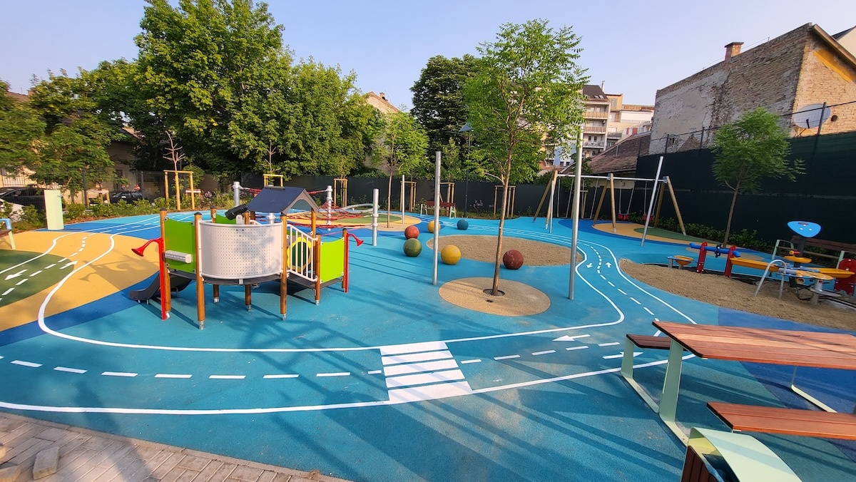 Játszótér építés: Dévényi utcai játszótér fejlesztése öntöttgumi ütéscsillapító burkolatra festett motorpálya, mászóka, pad, szemetes - Parkfenntartó