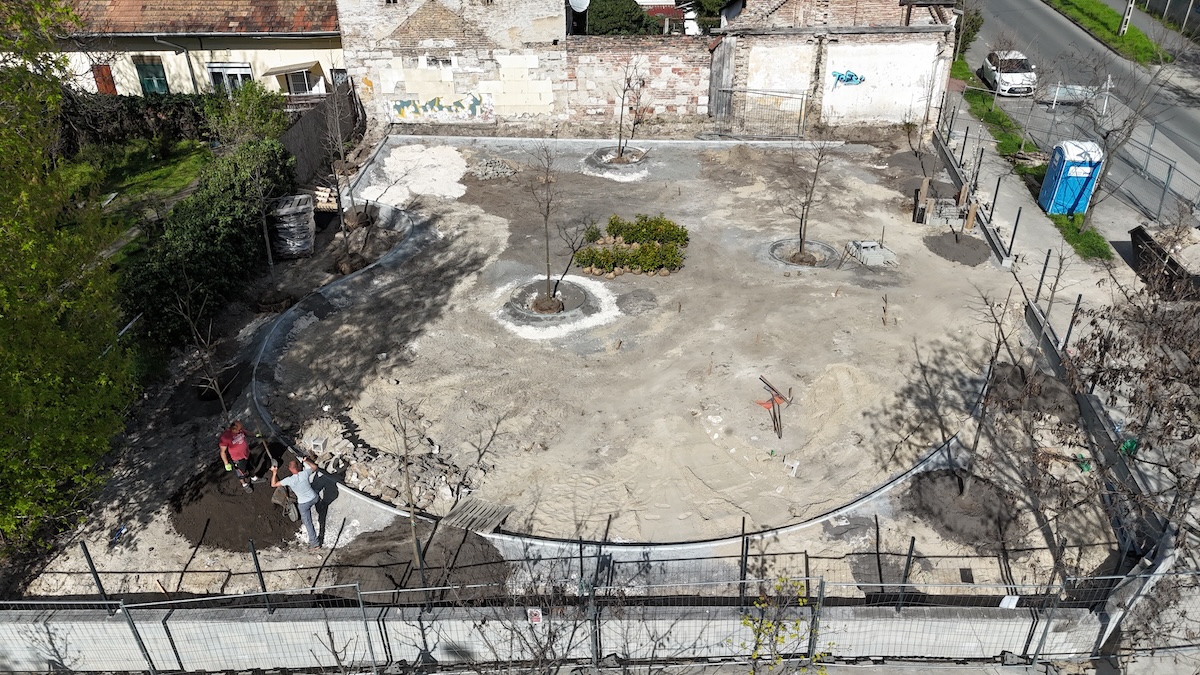 Dévényi utcai játszótér fejlesztése tereprendezés - Parkfenntartó